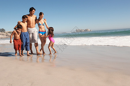 一家人在海滩上散步图片