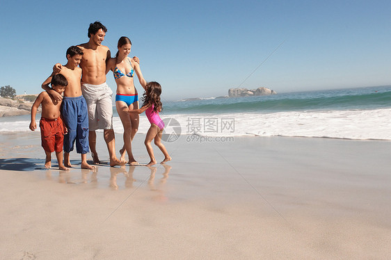 一家人在海滩上散步图片