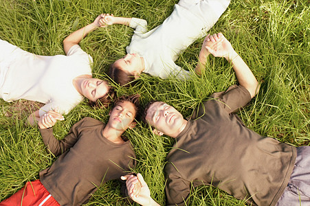 人们围成一圈躺在草地上图片