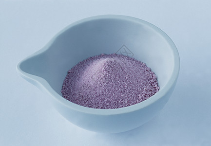 碗里的粉红色浴盐背景图片