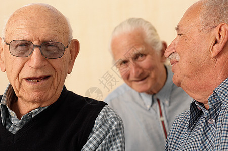三个老人在一起图片