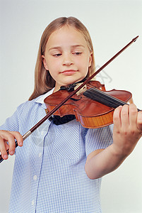 拉小提琴的女学生图片