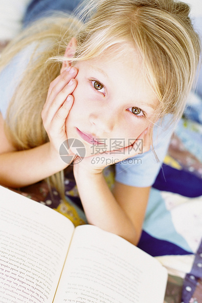 女孩读书图片