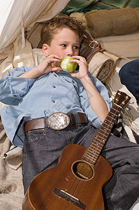 吃苹果的男孩图片