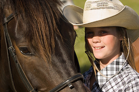 一个女孩和一匹马的肖像图片
