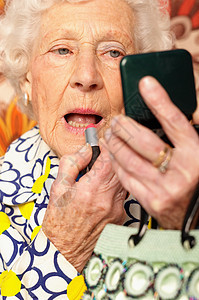 涂唇膏的老年妇女图片