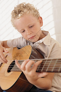 弹吉他的男孩背景图片
