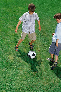 两个踢足球的男孩图片
