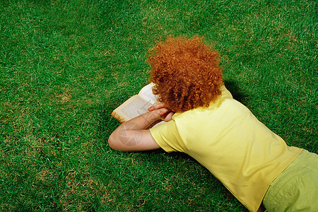 躺在草地上看书的女孩图片