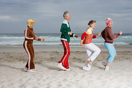在海滩上跑步的老年人图片