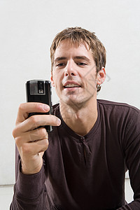一个在玩手机的男人图片