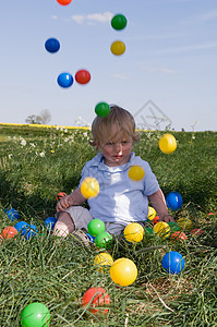 幼儿玩彩色球背景图片