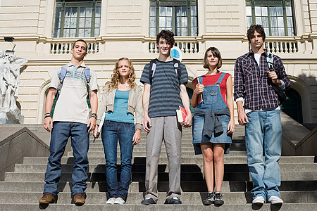 站在大学台阶上的青少年图片