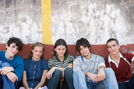 五个青少年坐在一起图片