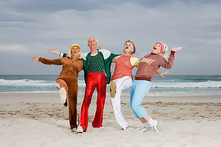 四位老年人在海滩上锻炼图片