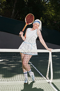 网球场上的老妇人图片