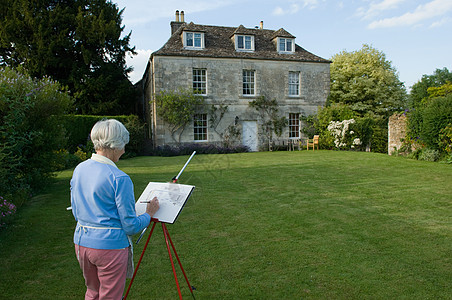 乡村别墅中的老妇人在画画图片