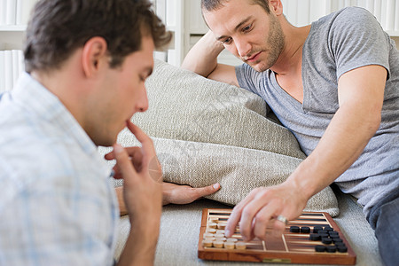 玩双陆棋的男人图片