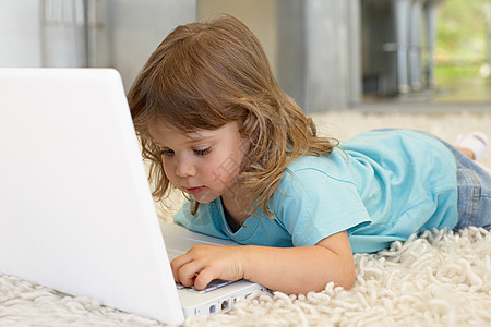玩电脑的年轻女孩图片