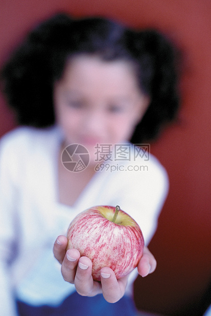 手拿苹果的女孩图片