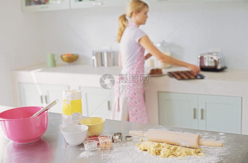 在厨房烘焙的女人图片