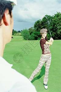 打高尔夫球的男女图片