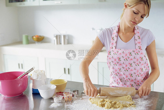 做饼干的女人图片