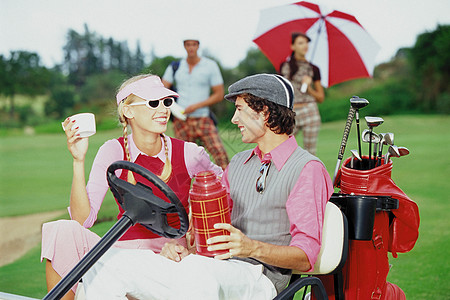 高尔夫俱乐部的情侣图片