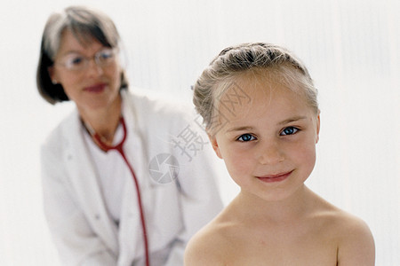 正在接受医生检查的女孩图片