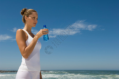 女性在喝水图片