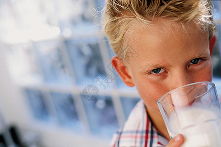 男孩在喝牛奶图片