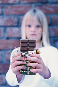 拿着巧克力的女孩图片