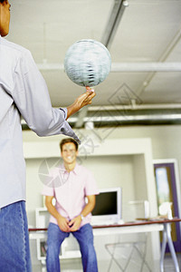 在办公室打球的男人图片