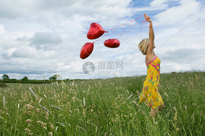 带着气球在野外行走的女人图片