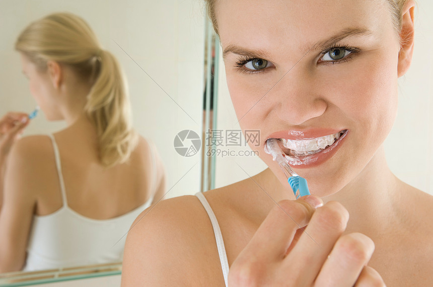 在刷牙的女人图片