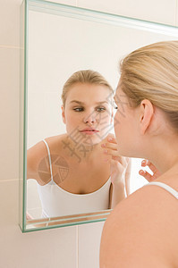 女人在镜检皮肤图片
