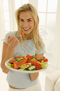 女人吃沙拉图片