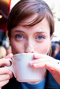 女人在巴黎喝咖啡图片