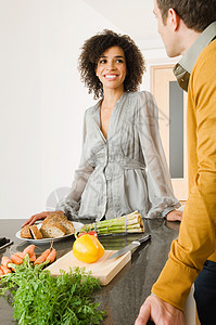 厨房里的男人和女人背景图片