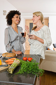 两个女人喝红酒图片