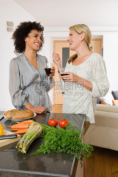 两个女人喝红酒图片