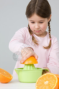 榨橘子汁的女孩图片