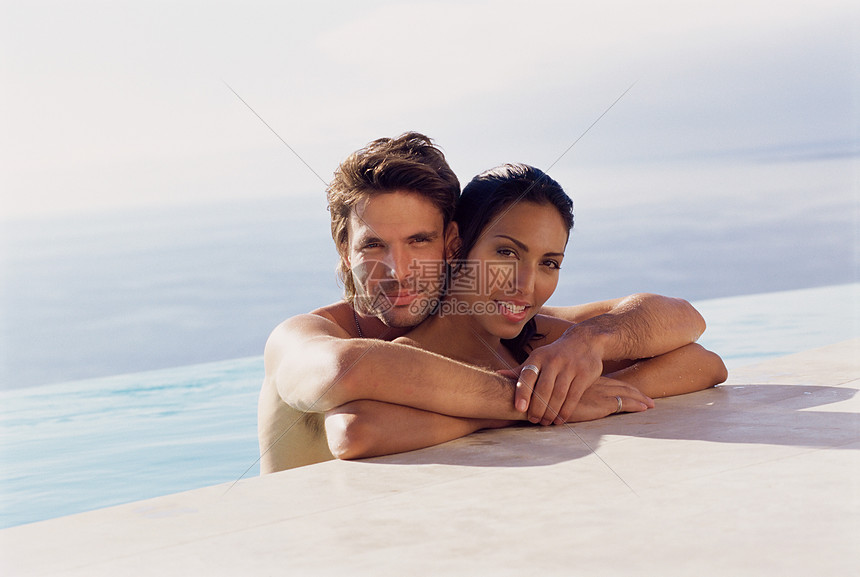 游泳池边上的情侣图片