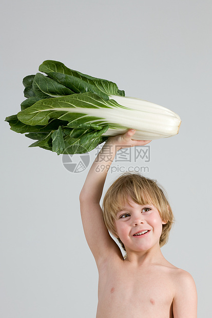 举着大白菜的男孩图片