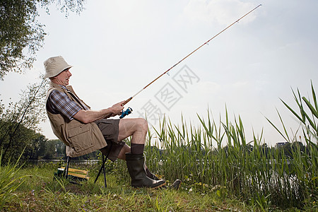 老人钓鱼图片