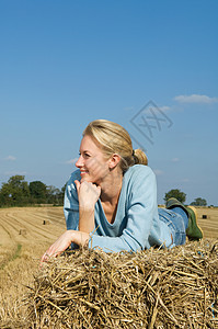 躺在干草上的女人图片