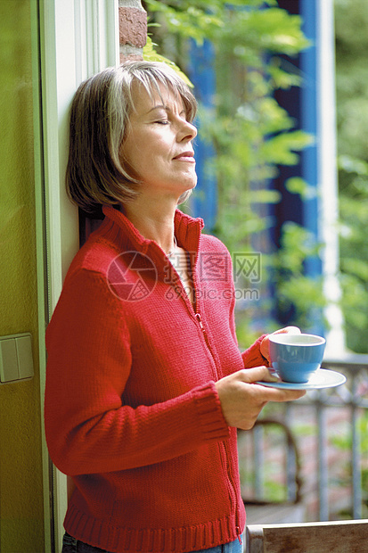 喝茶的女人图片