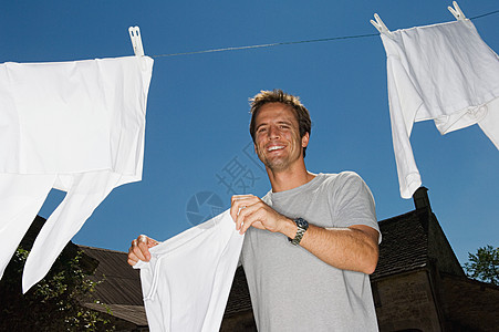 男人在外面洗衣服图片