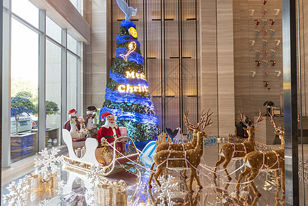 酒店圣诞树布置图片