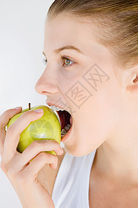 吃苹果的女人图片